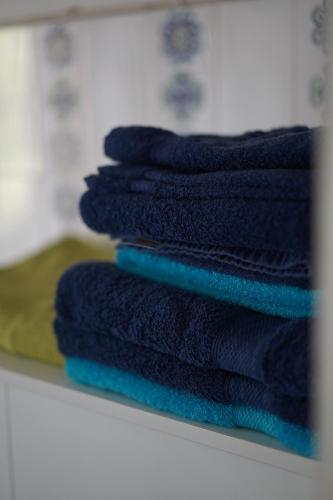 uma pilha de toalhas azuis sentadas numa prateleira em Roccaraso Love & Lodge - Mountain Chalet em Roccaraso