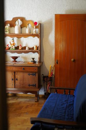 um quarto com uma cama e uma prateleira com vasos em Roccaraso Love & Lodge - Mountain Chalet em Roccaraso