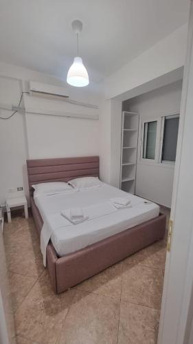 um quarto com uma cama grande num quarto em Vivienne's Apartment em Saranda