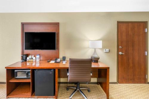 Televisyen dan/atau pusat hiburan di Comfort Suites Carlsbad