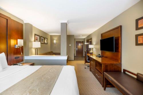 Katil atau katil-katil dalam bilik di Comfort Suites Carlsbad