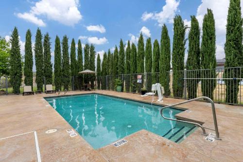 Kolam renang di atau dekat dengan Comfort Suites Carlsbad