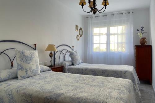 1 dormitorio con 2 camas y ventana en SanMar, en Finisterre