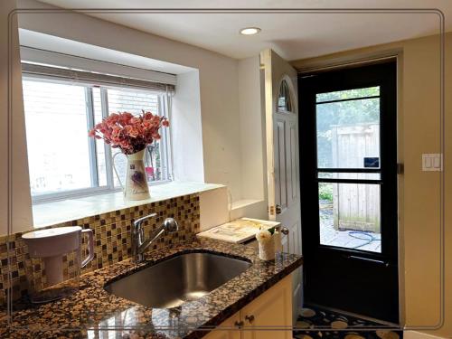 uma cozinha com um lavatório e uma janela em toronto midtown spacious room em Toronto