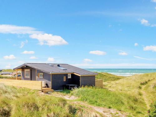 ロッケンにある4 person holiday home in L kkenの海を背景にした海辺の家