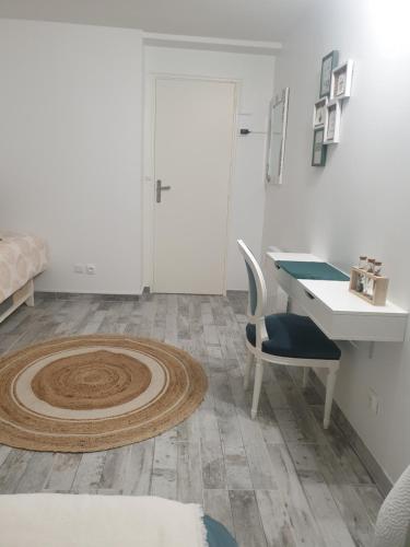 a room with a desk and a rug on the floor at La green in Brétigny-sur-Orge