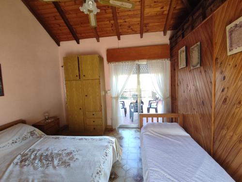 科隆Depto Luis的一间卧室，配有两张床和一扇窗户