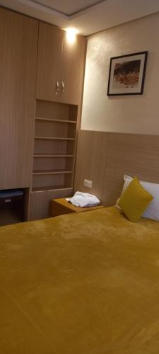 Łóżko lub łóżka w pokoju w obiekcie Tiznit Hotel Samy B