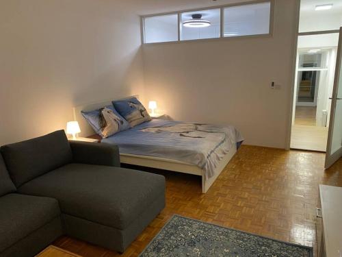 Postel nebo postele na pokoji v ubytování Newly renovated airport hub