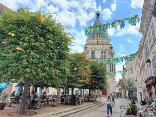 une rue dans une ville avec un grand bâtiment dans l'établissement Le CHIC ETHNIC DREUX, à Dreux