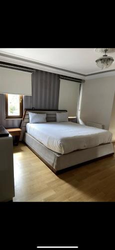 Schlafzimmer mit einem großen weißen Bett in der Unterkunft Nadide sokak daire4 dublex in Istanbul