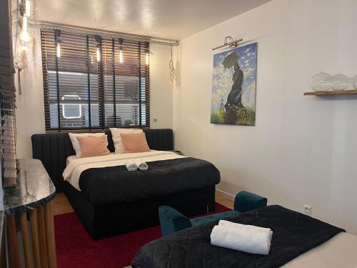 une chambre avec deux lits et une fenêtre dans l'établissement Design appartment in the marais, à Paris