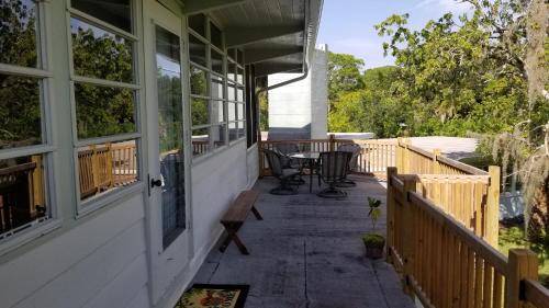 Ein Balkon oder eine Terrasse in der Unterkunft Palm View: Secluded Oasis in Melbourne Village