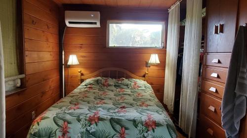 1 dormitorio con 1 cama en una habitación con ventana en Palm View: Secluded Oasis in Melbourne Village, 