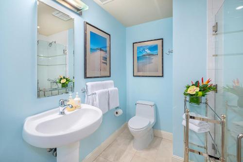 Baño azul con lavabo y aseo en Ho Olei Residences - CoralTree Residence Collection, en Wailea