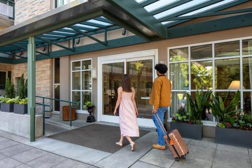a man and woman looking into a store window at Park Lane Suites & Inn in Portland