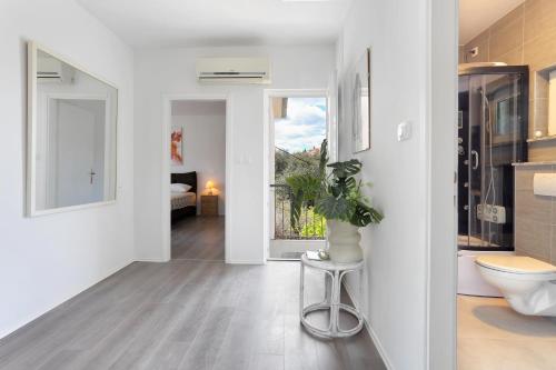 Ένα μπάνιο στο Apartments with parking space Slatine, Ciovo - 2566
