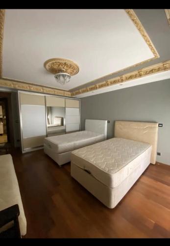 una camera con due letti e un soffitto di Nadide sokak d:3 4+1 a Istanbul