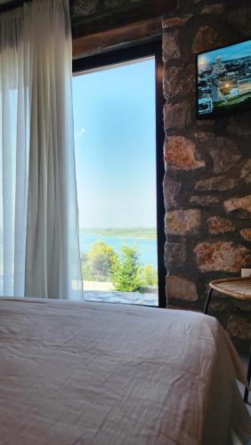 una camera da letto con finestra affacciata sull'oceano di RUSTICO a Široka