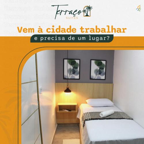 Zimmer mit einem Bett und einem Schild, auf dem steht: in der Unterkunft Hotel Terraço Suítes in União dos Palmares