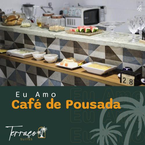 einen Tisch mit Teller mit Speisen darüber in der Unterkunft Hotel Terraço Suítes in União dos Palmares