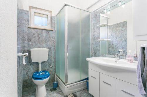 W łazience znajduje się toaleta i przeszklony prysznic. w obiekcie Secluded house with a parking space Supetar, Brac - 17330 w mieście Supetar