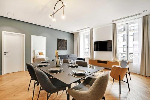 une salle à manger avec une table et des chaises dans l'établissement Stunning apartment - 2BR-6P - Opéra, à Paris