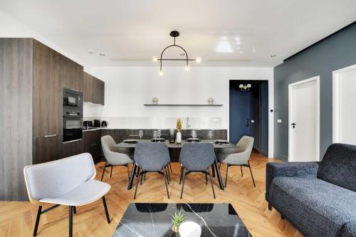 une cuisine et un salon avec une table et des chaises dans l'établissement Stunning apartment - 2BR-6P - Opéra, à Paris