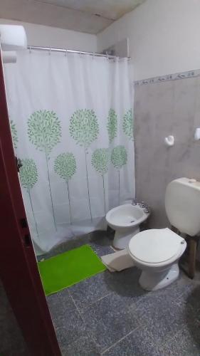 łazienka z 2 toaletami i zasłoną prysznicową w obiekcie La Azul w mieście Villa Regina