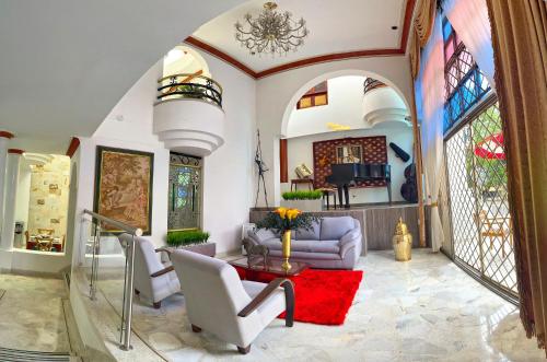 a living room with a couch and a table at HOTEL BOUTIQUE LUXURY in Cali