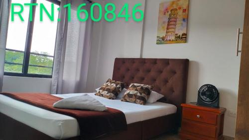 een slaapkamer met een bed en een groot raam bij Apartamento Family 3 in Santa Rosa de Cabal
