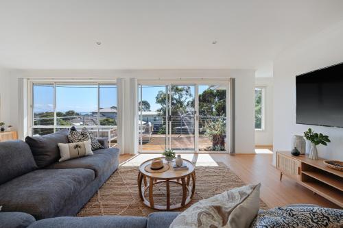 カウズにあるSeaview Cowes by Ready Set Stayのソファとテレビのあるリビングルーム