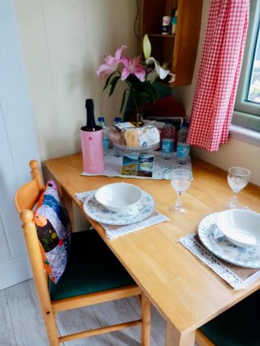 Gambar di galeri bagi Mountain View Shepherds Hut di Kilkeel
