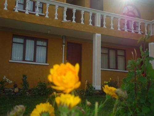 Taman di luar Hostal del Sol Isla del Sol