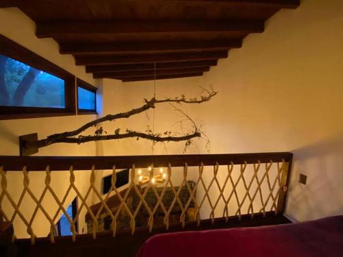 una rama colgando sobre una cama en un dormitorio en Cabañas MiNa's, en Huasca de Ocampo