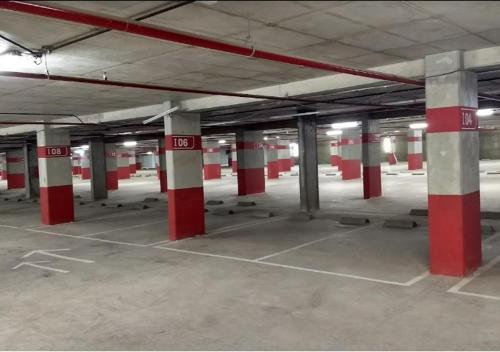 an empty parking lot with red columns in a parking garage at Dpto en Complejo Ciudad Gama in Cordoba