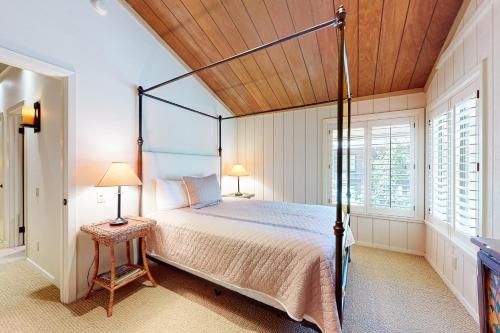 1 dormitorio con 1 cama con dosel y 2 lámparas en Villager Retreat en Sun Valley