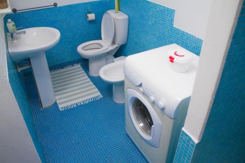 a model of a bathroom with a toilet and a sink at Relaxing Blue Flat near beach! in Calheta Do Maio