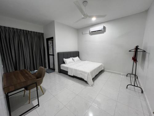 Ένα ή περισσότερα κρεβάτια σε δωμάτιο στο HOMESTAY WADIHANA