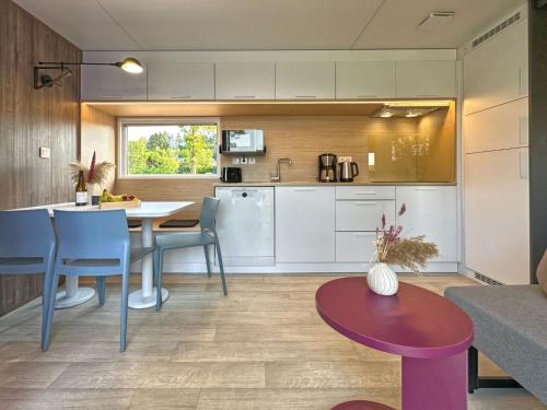 a kitchen and living room with a table and chairs at tiny house am See, Neunburg vorm Wald in Neunburg vorm Wald