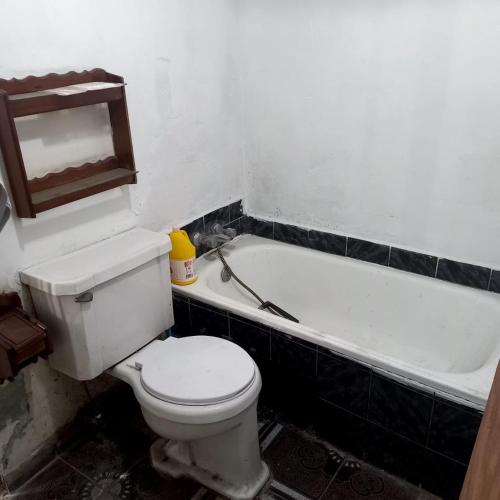 La salle de bains est pourvue de toilettes et d'une baignoire. dans l'établissement Ulises Galvez, à Santiago