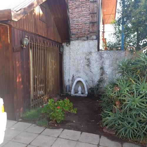 une cour avec une clôture en bois et un portail dans l'établissement Ulises Galvez, à Santiago