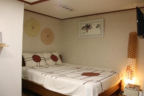 sypialnia z łóżkiem z białą kołdrą w obiekcie Lydia Craft Guesthouse w Seulu