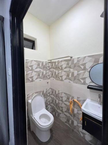 uma casa de banho com um WC e um lavatório em HOMESTAY WADIHANA em Yan