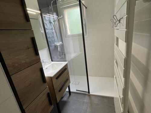 Ένα μπάνιο στο Appartement cosy au calme avec terrasse, parking, et internet à Évian - FR-1-498-15