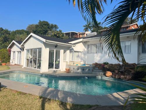 une maison avec une piscine en face de celle-ci dans l'établissement Villa Le Rosa Unit 3, à Durban