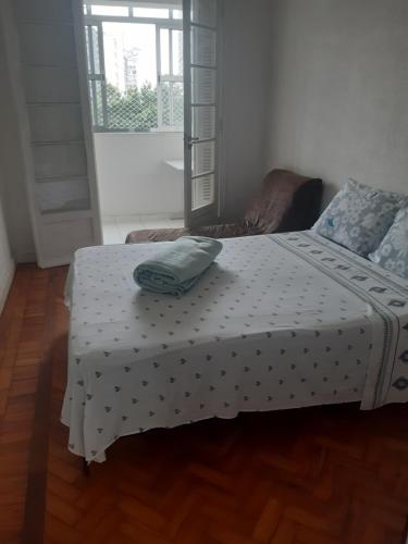 una cama con una sábana de lunar. en Apartamento Arouche, en São Paulo