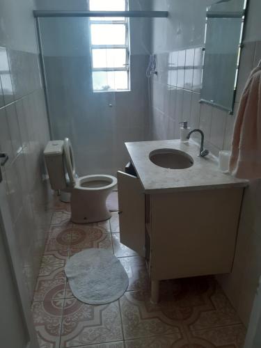 y baño con aseo, lavabo y espejo. en Apartamento Arouche, en São Paulo