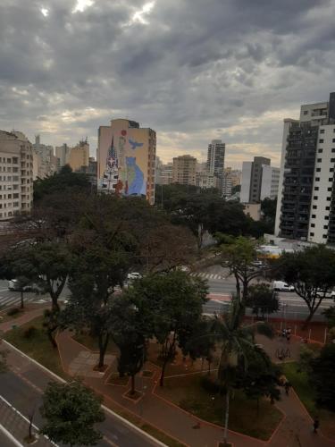 una ciudad con edificios altos, árboles y una calle en Apartamento Arouche, en São Paulo