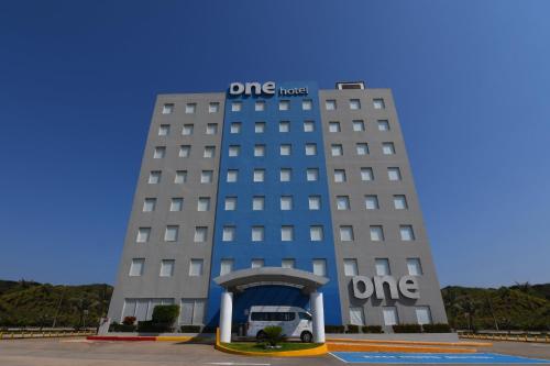 a one hotel with a bus in front of it at One Coatzacoalcos Forum in Coatzacoalcos